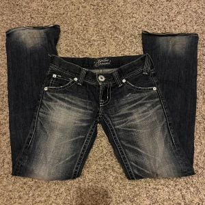 Vintage low waist jeans - 📌Midjemått : 38cm. 📌Innerbensmått : 80cm                     Snygga low waist jeans i bra skick men lite slitet längst ner. Köpta här på Plick. Säljer för att dom var för långa och passade mig inte så bra. Kontakta mig om du har frågor☺️