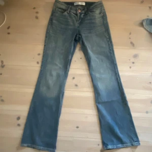 Blå Lågmidjade jeans i bootcut-stil - Säljer dessa snygga blåa Lågmidjade bootcut jeansen från behrska. Säljer då dom inte kommit till användning. Dom är helt nya och oanvända, fast utan prislapp.