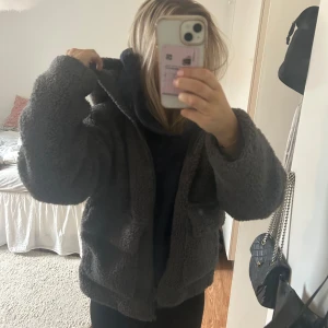 Teddyjacka - Grå teddyjacka från zara, med fickor och luva💗 ena fickan har gått upp lite som man kan se på sista bilen men går nog lätt att fixa! 