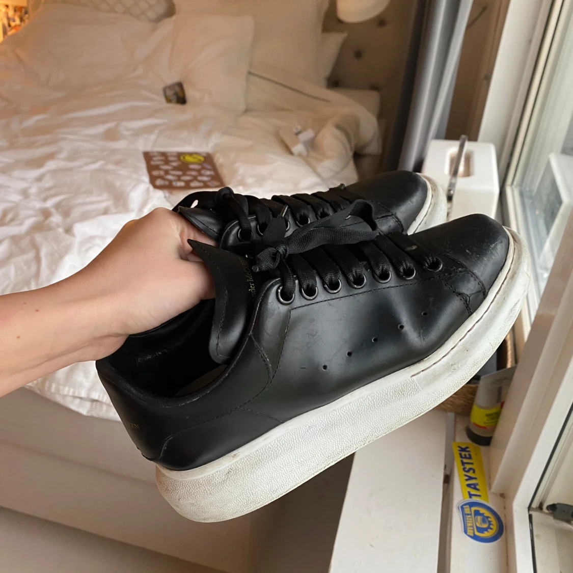Svarta sneakers från Alexander McQueen