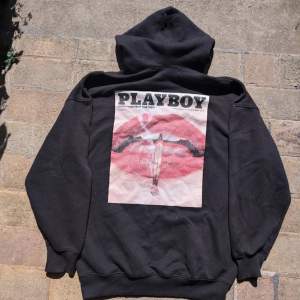 Säljer en svart hoodie från Playboy x Missguided. Den har en stor tryck med läppar och text på baksidan och en liten Playboy-logga i rött på framsidan. Perfekt för en avslappnad stil. Den är i bra skick och superbekväm!       Storlek XL