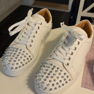 Christian Louboutin skor  - Intressekoll på mina vita loubs! Så snygga och i bra skick. Allting medkommer. Skriv gärna om ni är intresserade o vad nu skulle kunna betala för dom🙌