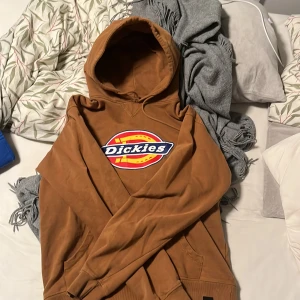 Dickies tröja storlek M - Säljer då jag har bytt stil men den är som ny förutom att märket har spruckit ytterst lite! Köpt för 750kr, priset går att diskuteras! Skönt material. Egentligen för män men jag som kvinna köpte denna för en oversized look. (Storlek M)