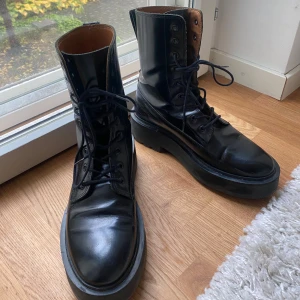 Boots från & Other Stories - Säljer dessa läderkängor från & Other Stories! I storlek 39 och i väldigt fint skick :) Köptes för ca 2500:-