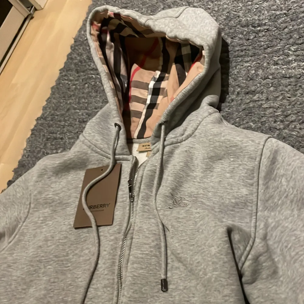 Jag säljer min burberry hoodie i storlek L eftersom jag växt ur den. Den är liten i storleken så den kan passa M också. Köptes på plick för ett år sedan. använt fåtal gånger. Mitt pris är förhandlingsbart. Tröjor & Koftor.