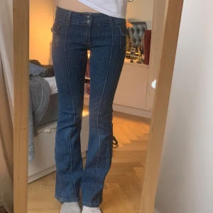 Lågmidjade brandy Melville jeans - Lågmidjade brandy Melville jeans :)) coola fickor och detaljer🙌🏻 Midjan är 36,5 cm och innerbenslängden är 80cm. Säljer fler jeans från brandy Melville också 