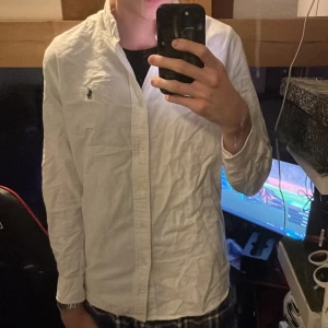 Vit skjorta från Ralph Lauren - Säljer en klassisk vit skjorta från Ralph Lauren då den inte kommer till användning, det är bara att höra av er om ni har frågor! Pris kan diskuteras