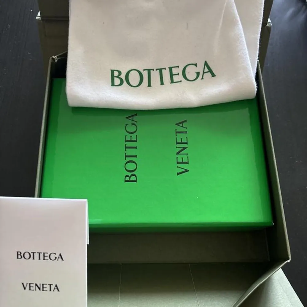 Säljer en elegant svart plånbok från Bottega Veneta i deras ikoniska quiltade mönster. Den är i mycket bra skick och kommer med originalförpackning och dustbag. Perfekt för att hålla dina kort och kontanter.. Väskor.