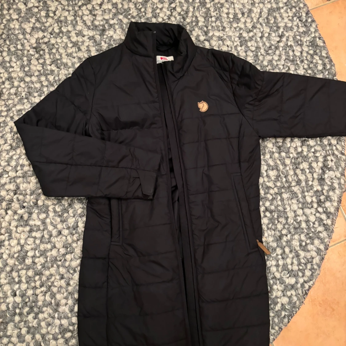 Svart lång Fjällräven jacka - 91