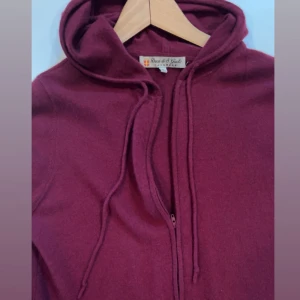 Cashmere Zip - 100% cashmere, vinröd, andra bilden gör inte färgen rättvis. Snabb frakt