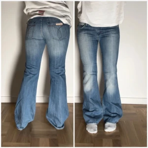 Blå bootcut jeans från Calvin Klein - Säljer ett par snygga blå bootcut jeans från Calvin Klein. De har en klassisk femficksdesign och är i mycket bra skick. Perfekta för både vardag och fest! 👖✨midja tvärs över: 37 innerbenslängd 77 jag är 165