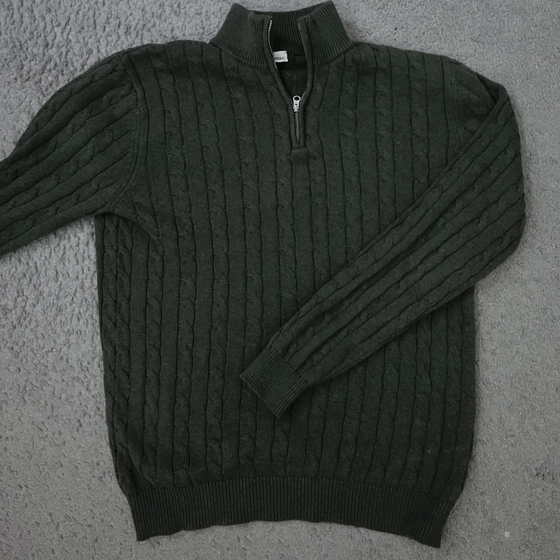 Mörkgrön halfzip från John Henric.  - 92