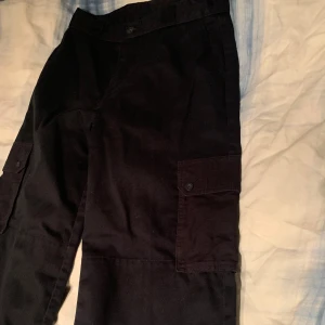Dickies Byxor - Säljer Dickies cargo byxor som nästan aldrig andvänts för att de inte passade mig. Storlek:26 och väldigt högmidjade. Men generellt snygga cargosbyxor! Skriv för mer frågor 👍🏻 Pris: 250