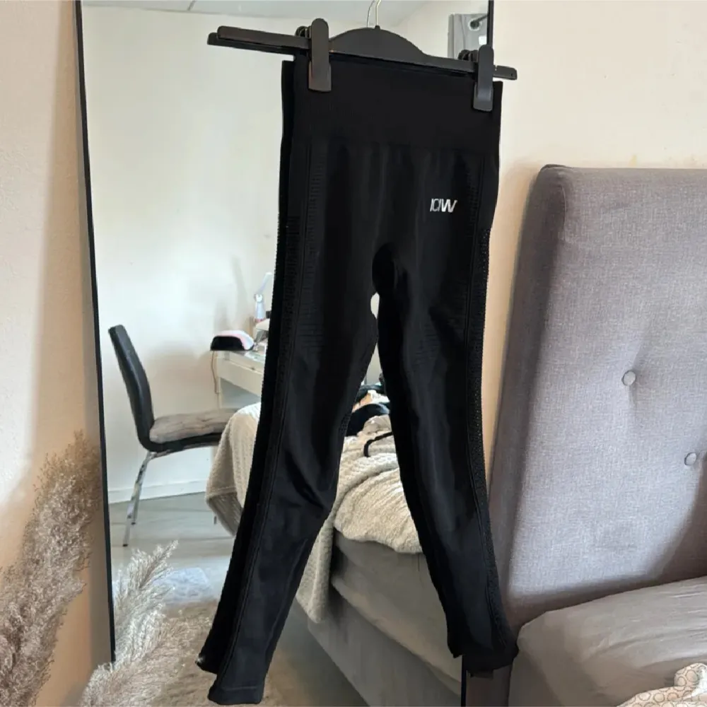 Säljer ett par svarta leggings från ICANIWILL i mycket bra skick. De är högmidjade och har en tight passform, perfekta för träning. Materialet är stretchigt och bekvämt, vilket gör dem idealiska för både gymmet och yoga. Diskret logga på sidan ger en stilren look.. Jeans & Byxor.