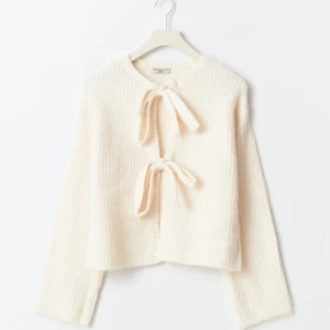 Vit ribbad kofta med knyt - Superfin vit ribbad kofta med knyt framtill, slut i affär. Perfekt för både vår och höst, den är både stilren och mysig. Långärmad design som passar till jeans eller kjol. Endast testad, aldrig använd!! ( storlek M men passar S lika bra)