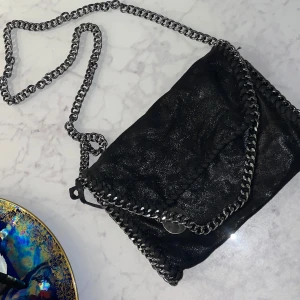Svart väska med kedjor - Liknande Stella mccartney falabella väskan ❤️❤️ i nyskick! 