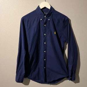 Ralph Lauren Skjorta - Ralph Lauren skjorta! | Skick 9/10 | Nypris 2000kr, vårat pris endast 449kr | Slim fit | Storlek M | Svarar gärna på era frågor och funderingar!