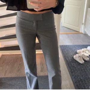 Grå kostymbyxor - Säljer ett par så snygga grå kostymbyxor ifrån Nelly. Dessa är i strl 34, aningen noppriga men inget som man tänker på alls!💞Lite insydda i midjan😚