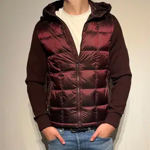 En sjukt snygg, sällsynt och eftertraktad cardigan från massimo dutti. Denna modell går ej att få tag på längre. Storlek M. Väldigt fint skick! Hör av er vid frågor!