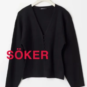 Svart kofta med knappar - Söker denna kofta från Gina Tricot i storlek S, Medium kan också vara intressant. Den heter Knitted Shaped Cardigan.