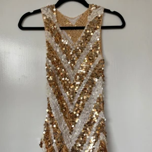 Super snygg paljettopp  - Super snygg paljettopp till sommarens fester! Ett måste i sommargarderoben! Super fint skick. Såå snyggt mönster vilket ger en slimmad figur. Toppen sitter snyggt på. Har ingen bild med toppen på. Se övriga paljettopp bilder.💕