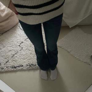 Snygga mörkblåa ”FREJA” jeans ifrån Lindex med fickdetaljer, den har normal midja och utsvängda ben. Stretchiga med tajt passform, passar perfekt till vardags 🦢 