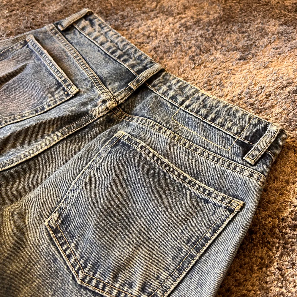 Säljer dessa lågmidjade straight jeansen i strl 36. De är inte lika låga som truereligion jeans, utan sitter som ginas low waist jeans. Nypris 399kr och de är använda fåtal gånger🌟❣️. Jeans & Byxor.