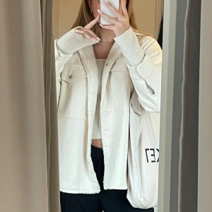 TEDDYJACKA - Supervarm och mysig beige/off white teddyjacka från Gina Tricot. Bra skick!! Storlek: M ☺️☺️
