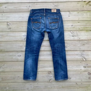 Nudie Jeans - Stört snygga Nudie Jeans i materialet Dry Selvage | Skick: Fint, åldringen på jeansen är det som ger värdet på dom!| Storlek: 33/32 | Pris: 899kr, köpt för 1800 hos Nudie | Hör av dig vid frågor eller för fler bilder!⭐️