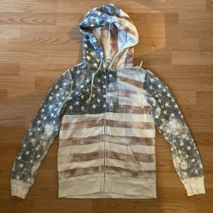 Ralph Lauren USA Hoodie  - !INTRESSEKOL! Skitfet Ralph Lauren hoodie, sedd på Chiefkeef och Capo. Storlek S i bra skick🇺🇸men några märken som man knappt märker, därav pris 💯💥🇺🇸🇺🇸