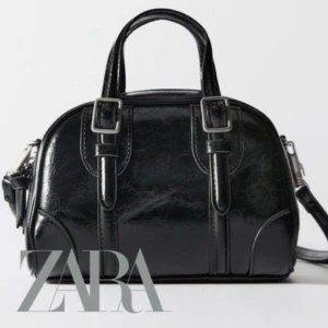 Handväska zara - Jätte fin slutsåld handväska som är ifrån zara. Använd 5-10 gånger nyskick. Säljer då jag inte använder längre 🤗🤗