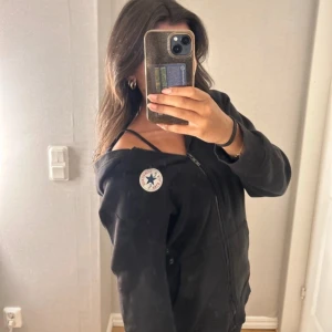 Svart hoodie med Converse-märke - Säljer en svart hoodie med dragkedja från Converse! I topp skick💕 storleken är XL men sitter absolut som en S (jag har s/xs) (det är barnstorlek xl)