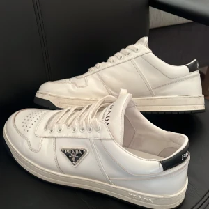 Prada skor i toppskick - användna endast ett fåtal gånger - Säljer ett par snygga och stilrena Prada-skor i storlek 42/5 som endast är använda ett fåtal gånger och därför i mycket gott skick. Skorna är köpta som andrahand, men kvitto saknas. Äkta vara, med klassisk design.