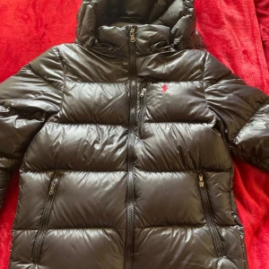 Ralph lauren jacka  - Riktigt stilren vinterjacka perfekt för vintern. Andvänd ett fåtal gånger med inga defekter, Storlek L men passar även M.