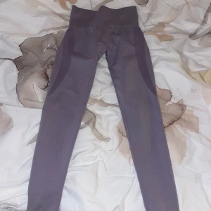 Lila NVGTN thights - Säljer mina lila NVGTN thights i storlek S då de inte kommer till användning längre. De finns inga defekter.