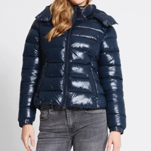 Lager 157 jacka  - Säljer en marinblå jacka från lager 157 åt en vän pga fel storlek, Prislappen sitter kvar och är endast testad en gång  