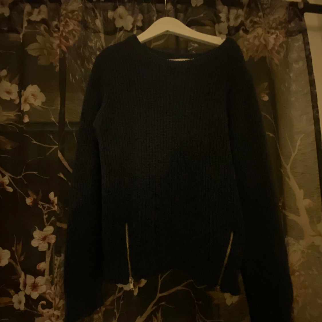 Mörkblå stickad tröja med dragkedjor - 91