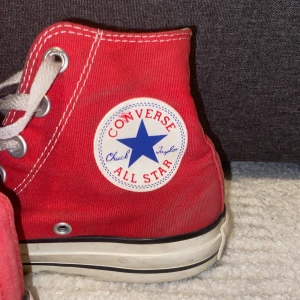 Röda converse - Röda converse, lite utnötta men funkar bra😊 