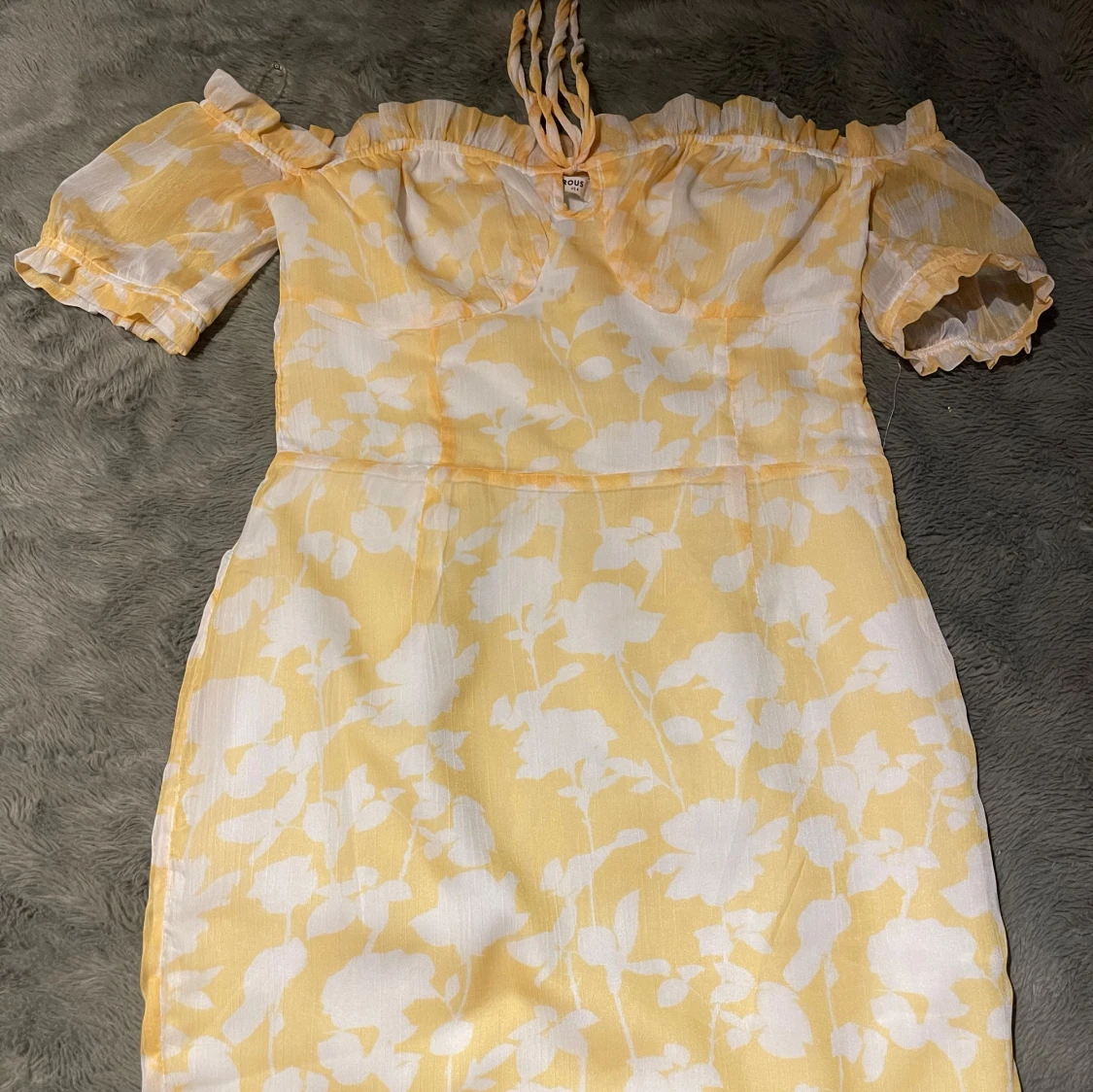 Gul och vit blommig klänning