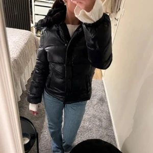 Svart pufferjacka - Säljer denna svarta glansiga dunjacka från benetto i storlek S köpt från plick och använd fåtal gånger💗 skriv vid frågor och bilderna är från förra ägaren 💗