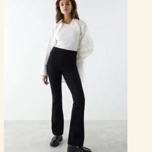 Stretchiga leggings från Gina tricot - Har tre par som jag säljer, 100kr st Alla är tvättade och rena 😊🩷  Dom har krym på mig, jag använder storlek M men eftersom dom krypte passar dom storlek xs och s 