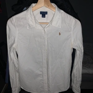 Ralph lauren skjorta - Fint skick, inga defekter, tveka inte på att skriva eller buda! 