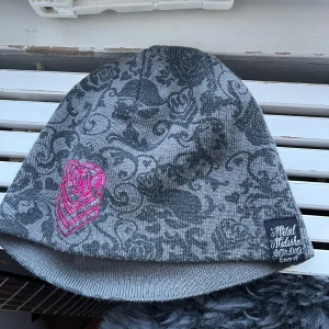 Mönstrad mössa - En jättecool mössa från ett märke som är svårt att tyda (läs lappen på andra bilden)! Inköpt för flera år sedan men är endast använd ett fåtal gånger!🌸