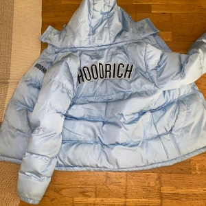 Hoodrich puffer jacket blå - Köpte jackan vid slutet av förra sommaren den är använd ett par gånger men eftersom jag köpt en ny jacka så har jag ingen användning av denna jackan. Kvitto finns