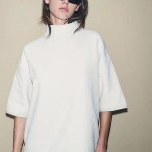 Stickad tröja - Super fin stickad tröja med kortare ärmar från Zara i storlek S. Helt oanvänd.  Slutsåld på hemsidan! 