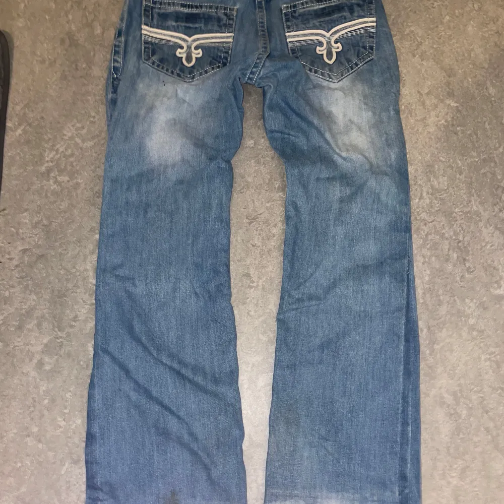 Riktigt galna rocker jeans med perfekt straight/bootcut passform. Har de-hemmat dom där nere o klippt upp några cm för en bättre passform🔥🔥 storlek 34 riktigt fire jeans 😈🔥. Jeans & Byxor.