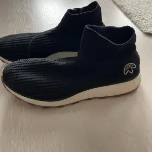 Snygga och bekväma sneakers från Adidas x Alexander Wang. Storlek 42 och 2/3. Har ingen låda, bara skorna.