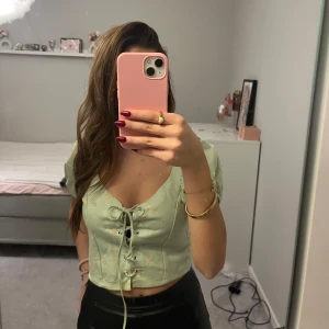 Söt topp - Säljer en söt topp i storlek XS. Andvänd max 3 gånger💕