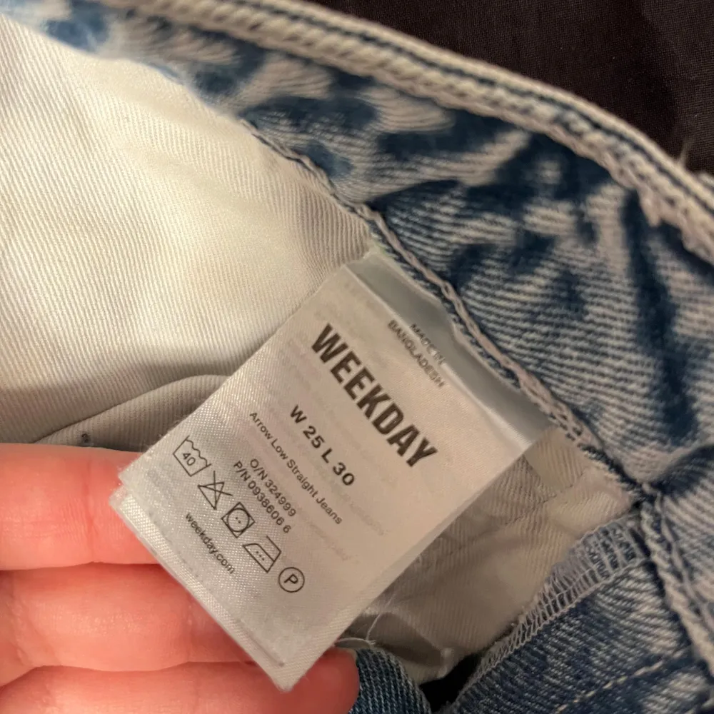 Snygga low waist jeans frĂ„n Weekday i modellen ArrowđKnappt anvĂ€nts eftersom de tyvĂ€rr Ă€r för smĂ„ för mig. Storlek: W25 L30 Nypris:590kr. Farkut & Housut.