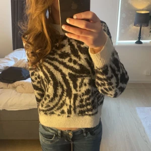 stickad tröja - Säljer en super snygg stickad tröja,  perfekt för höst och vinter. 